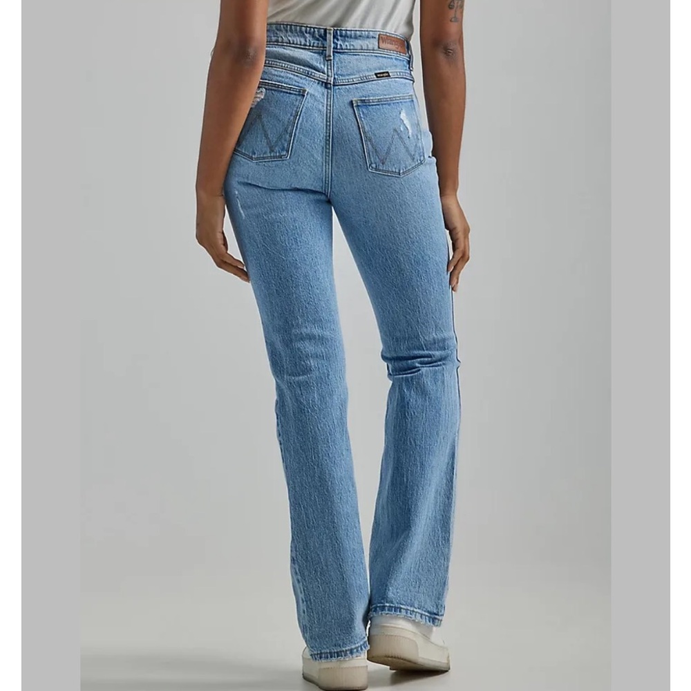 Wrangler High Rise Bold Boot Jeans Distressed Light Wash 8 x32 NWT - Picture 8 of 12